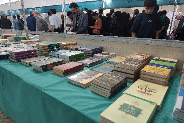 «کتابخوان‌ترین رهبر دنیا»؛ روایتی از جایگاه مطالعه در زندگی رهبر شهید