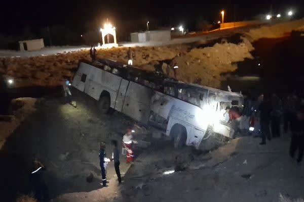 ۱۵ کارگر معدن زغال‌سنگ راور در سانحه واژگونی اتوبوس مصدوم شدند