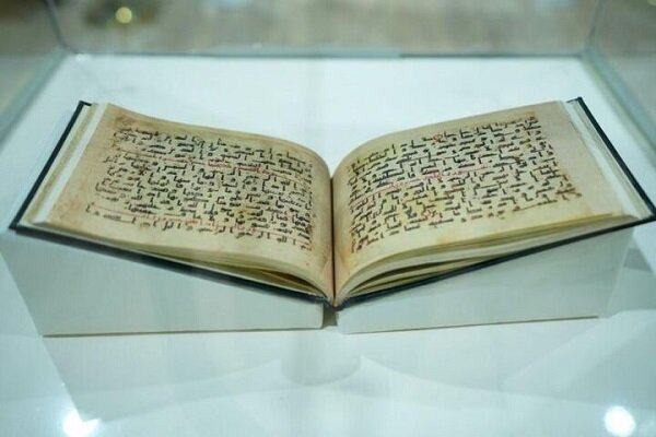 نمایش قرآن کریم منسوب به امیرالمومنین (ع) در نمایشگاه کتاب بغداد