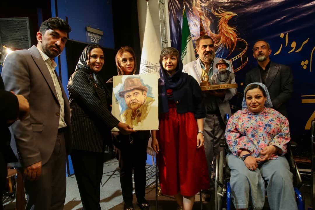 بررسی چالش‌ها: نقش سینما در تغییر نگاه جامعه به معلولیت؛ خانواده اکبر عبدی تجلیل شدند | مهر - کد d36c