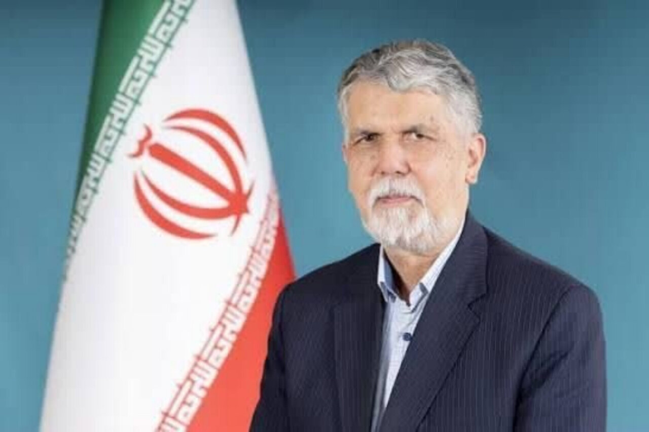 وزیر فرهنگ از نقش بهمن سبز در توسعه زیرساختهای سینمایی گفت وزیر فرهنگ از نقش بهمن سبز در توسعه زیرساختهای سینمایی گفت