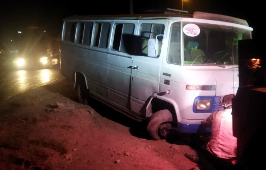 تحلیل خبر: انحراف یک دستگاه مینی‌بوس در محور قم - اراک ۱۷ مصدوم بر جای گذاشت | مهر - کد 2802