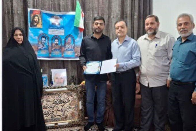مسئولان بوشهر با خانواده سه برادر شهید خدادادی دیدار کردند