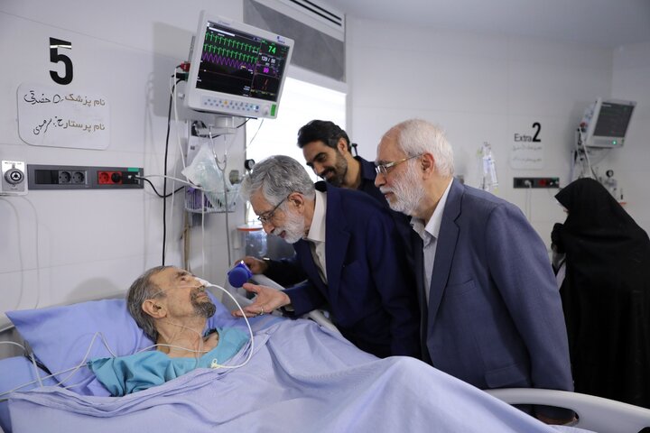 عیادت نمایندگان رهبری از چهره ماندگار شعر و ادبیات عیادت نمایندگان رهبری از چهره ماندگار شعر و ادبیات