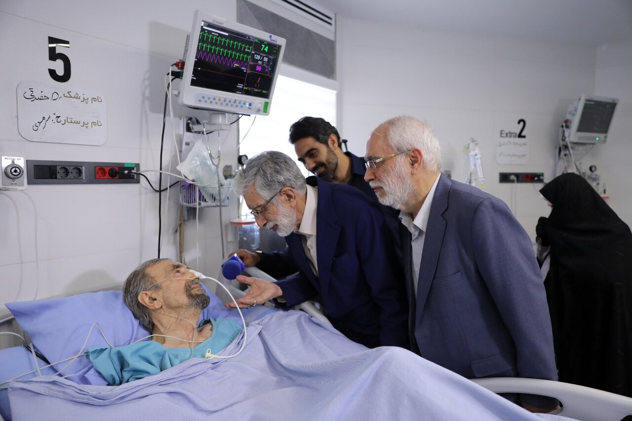 عیادت نمایندگان رهبری از چهره ماندگار شعر و ادبیات عیادت نمایندگان رهبری از چهره ماندگار شعر و ادبیات