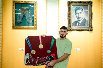 محمد نخودی مدال‌های بین‌المللی خود را به گنجینه ملی کشتی سپرد