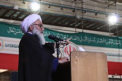 تنگه هرمز باید مقتدرانه حفظ شود