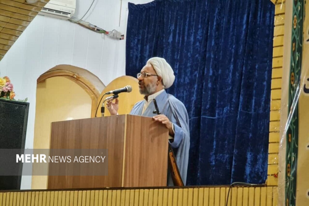 امامجمعه ایرانشهر: مردم موارد مشکوک را به نیروهای امنیتی اطلاع دهند