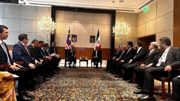 الرئيس الايراني يلتقي رئیس وزراء ماليزيا في نيودلهي