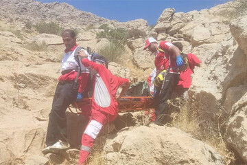 سقوط از صخره در مسیر فرخشاد کرمانشاه یک مصدوم برجا گذاشت