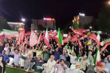 تجمع شبانه مردم بوشهر در حمایت از انقلاب و رهبری