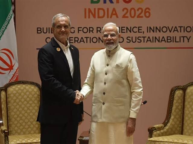 VIDEO: Pezeshkian welcomed by Indian PM in New Delhi
