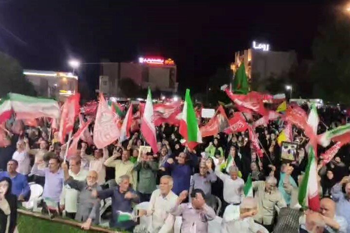 تجمع شبانه مردم بوشهر در حمایت از انقلاب و رهبری