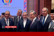 توجه جالب وزیر خارجه چین به نقشه ایران روی کت عراقچی