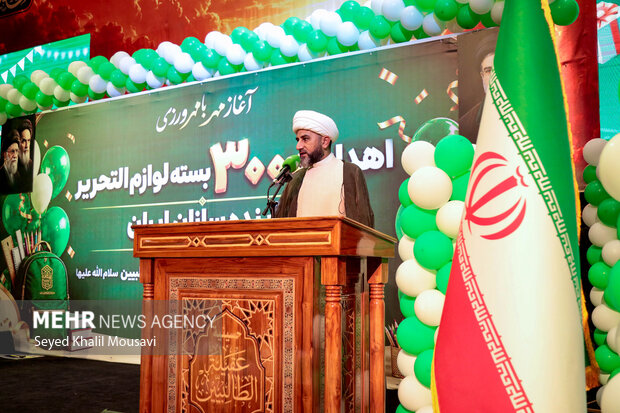 مراسم اهدای لوازم التحریر به دانش آموزان در اهواز