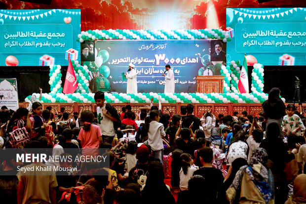 مراسم اهدای لوازم التحریر به دانش آموزان در اهواز