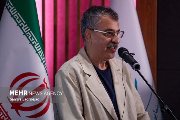 اهدای نشان درجه یک هنری به علیرضا داوودنژاد 22 مراسم اهدای نشان درجه یک هنری به علیرضا داوودنژاد