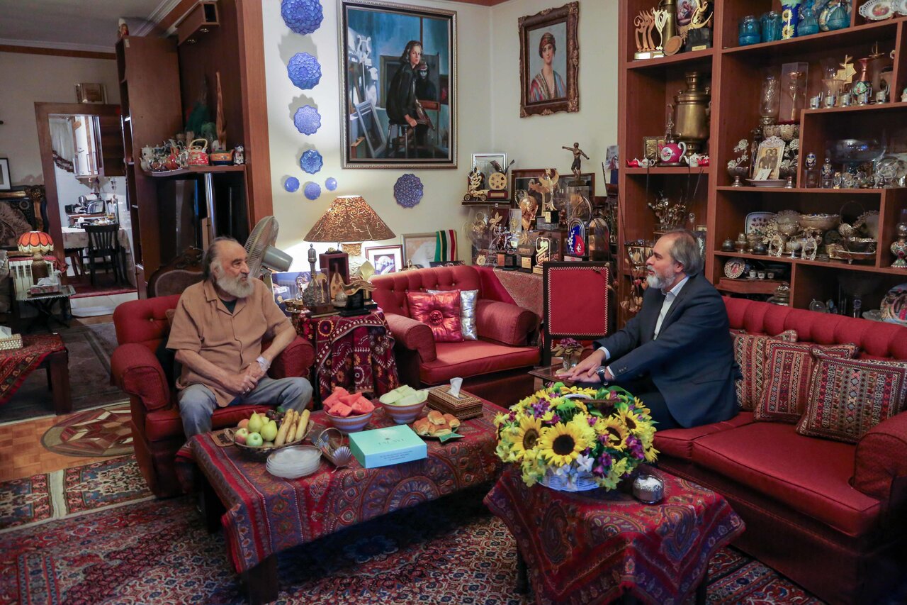 فریدزاده به دیدار داریوش ارجمند رفت؛ تا جان در بدن دارم کار میکنم فریدزاده به دیدار داریوش ارجمند رفت؛ تا جان در بدن دارم کار میکنم