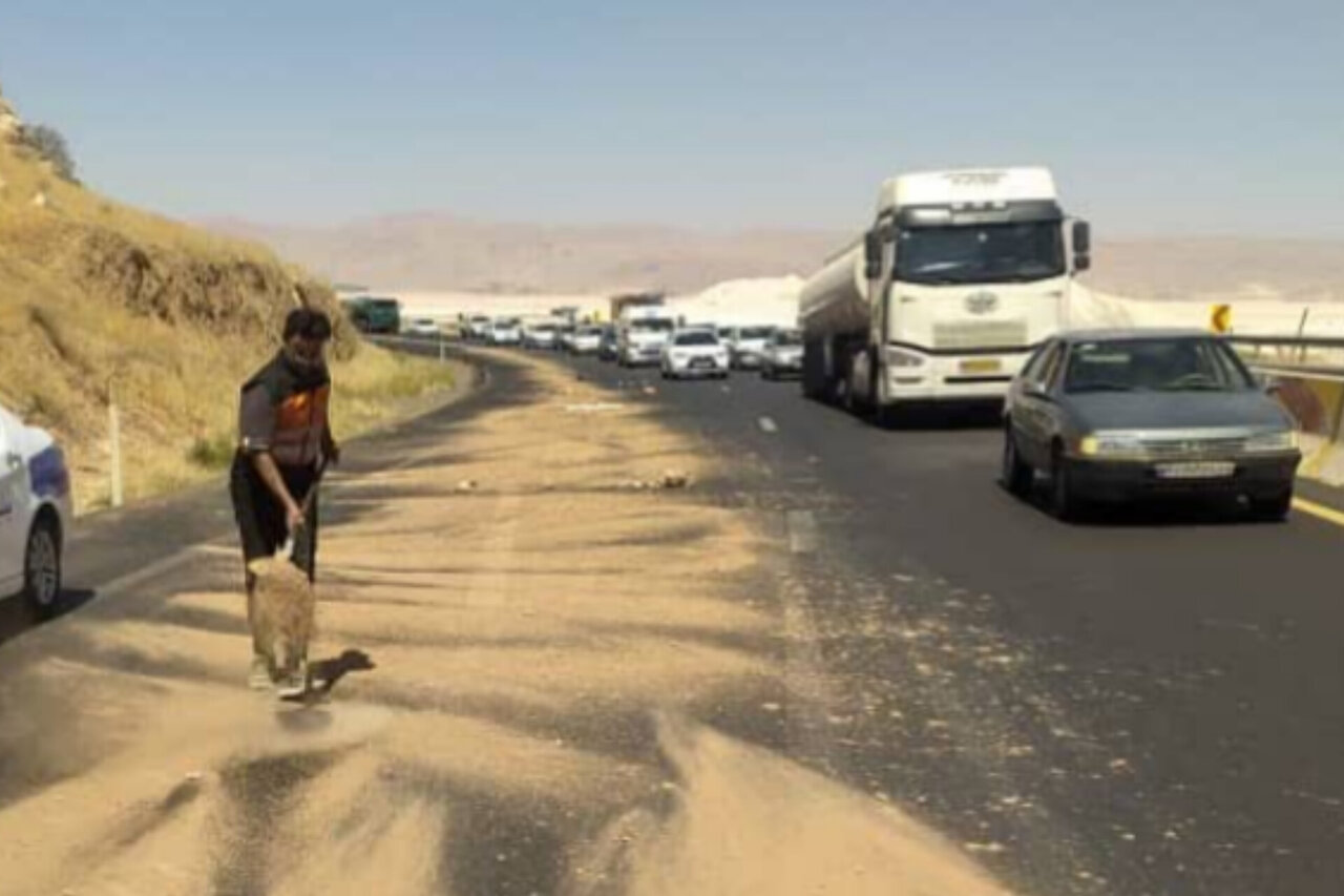 اقدام فداکارانه راهدار فارس پس از واژگونی خودرو در محور سروستان