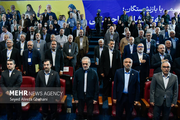 نشست صمیمی رئیس جمهور با بازنشستگان
