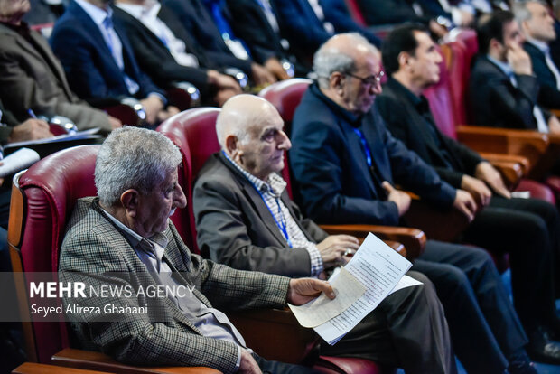 نشست صمیمی رئیس جمهور با بازنشستگان