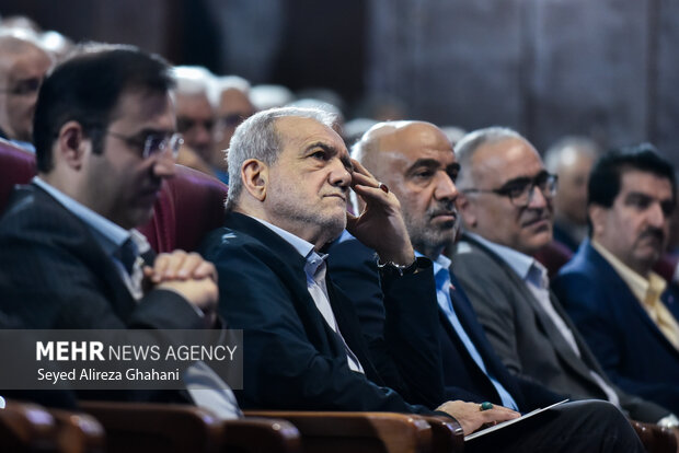 نشست صمیمی رئیس جمهور با بازنشستگان
