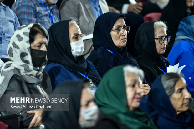 نشست صمیمی رئیس جمهور با بازنشستگان