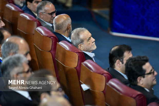 نشست صمیمی رئیس جمهور با بازنشستگان