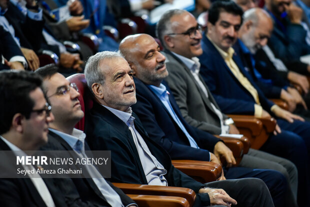 نشست صمیمی رئیس جمهور با بازنشستگان