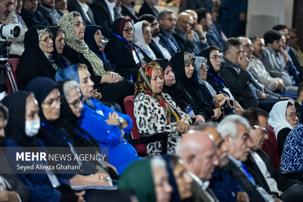 نشست صمیمی رئیس جمهور با بازنشستگان