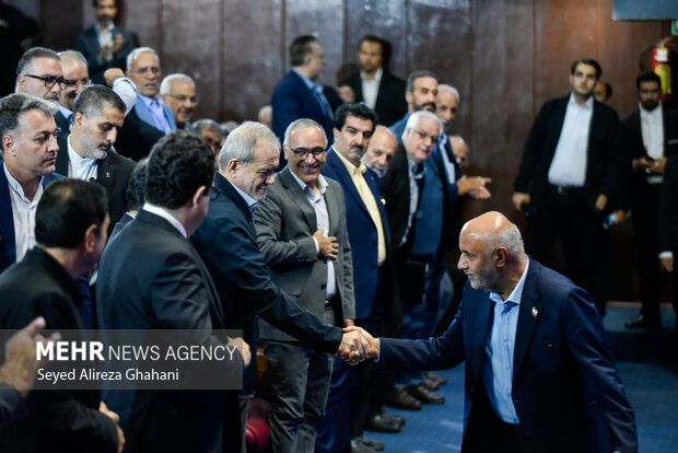 نشست صمیمی رئیس جمهور با بازنشستگان
