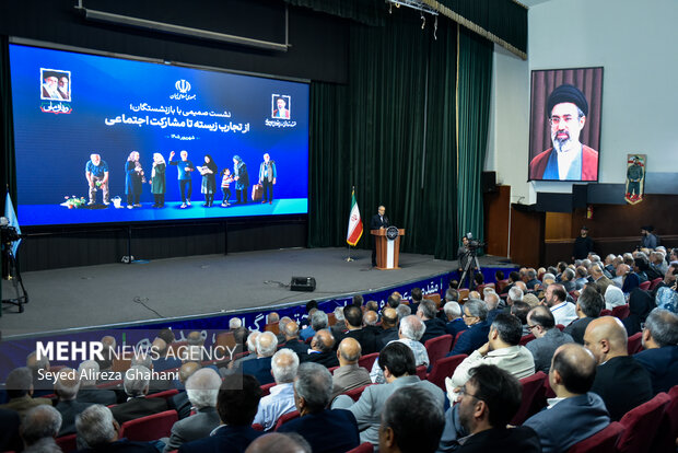 نشست صمیمی رئیس جمهور با بازنشستگان