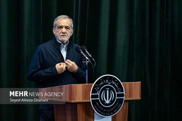 نشست صمیمی رئیس جمهور با بازنشستگان
