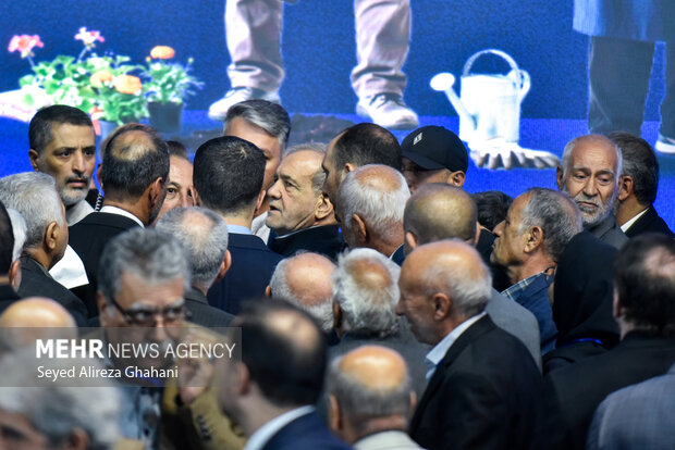 نشست صمیمی رئیس جمهور با بازنشستگان