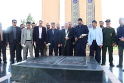ادای احترام وزیر میراث فرهنگی به سه هزار شهید استان سمنان