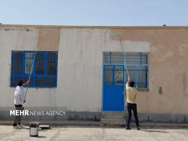 شاداب سازی مدارس روستای علی اکبر هامون توسط نوجوانان جهادی زاهدانی
