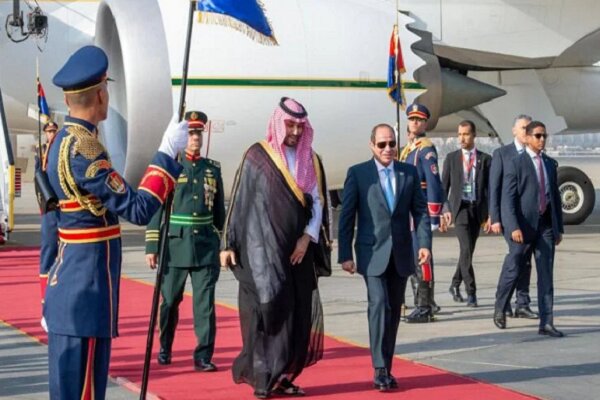 بن سلمان با استقبال السیسی وارد قاهره شد