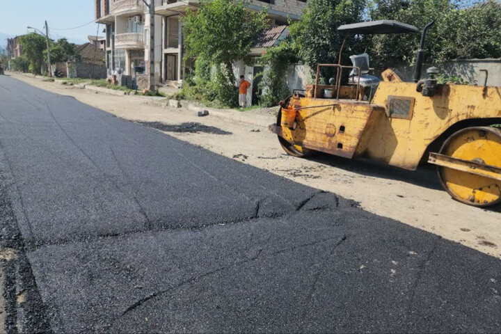 آغاز عملیات روکش آسفالت روستای باغچه‌سرا آستارا پس از ۱۷ سال انتظار