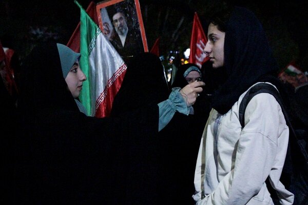 مردم پای کار ایران؛ تاکستانی‌ها خیابان را خالی نگذاشتند