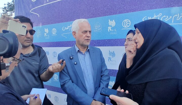 ۳۲ اتوبوس دوکابین در اصفهان رونمایی شد؛بلاتکلیفی۱۳۲ اتوبوس خریداری شده