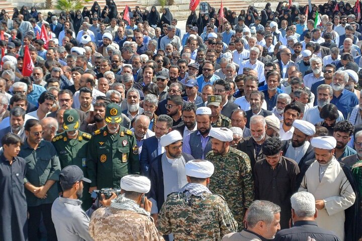 اقامه نماز بر پیکر مطهر شهید اهل سنت «یوسف گرگیج» در زاهدان
