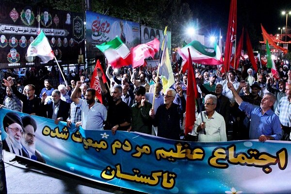 مردم پای کار ایران؛ تاکستانی‌ها خیابان را خالی نگذاشتند