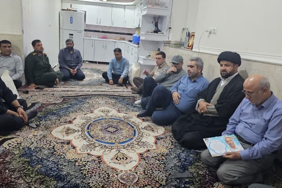 دیدار نماینده نایب‌رئیس مجلس خبرگان با خانواده شهدای شهرستان دیر
