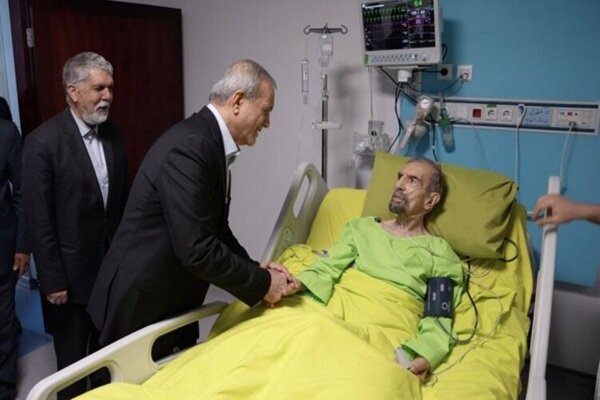 گزارش ویژه: رئیس جمهور از موسوی گرمارودی عیادت کرد | مهر - کد 116f