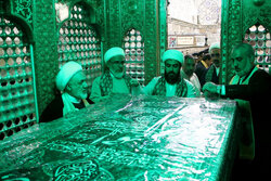 غبارروبی و تعویض پوش مضجع مطهر حضرت شاهچراغ(ع)
