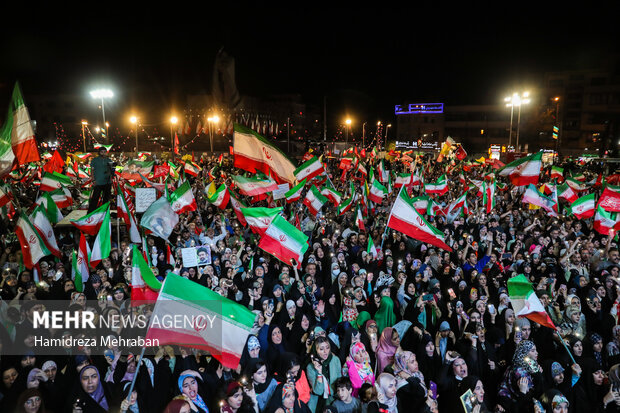 دویستمین شب اجتماع مردمی در میدان انقلاب دویستمین شب اجتماع مردمی در میدان انقلاب