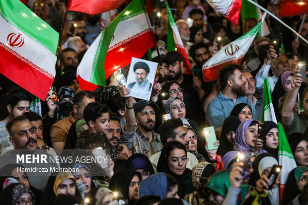 دویستمین شب <a href='https://sayeb.ir/tag/%d8%a7%d8%ac%d8%aa%d9%85%d8%a7%d8%b9-%d9%85%d8%b1%d8%af%d9%85%db%8c'></div>اجتماع مردمی</a> در <a href='https://sayeb.ir/tag/%d9%85%db%8c%d8%af%d8%a7%d9%86-%d8%a7%d9%86%d9%82%d9%84%d8%a7%d8%a8'>میدان انقلاب</a> <a href='https://sayeb.ir/tag/%d8%aa%d9%87%d8%b1%d8%a7%d9%86'>تهران</a>
