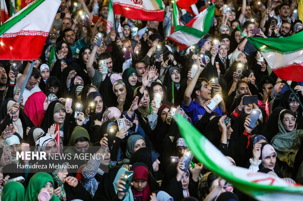 دویستمین شب اجتماع مردمی در میدان انقلاب تهران