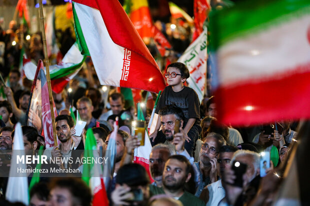 دویستمین شب اجتماع مردمی در میدان انقلاب تهران
