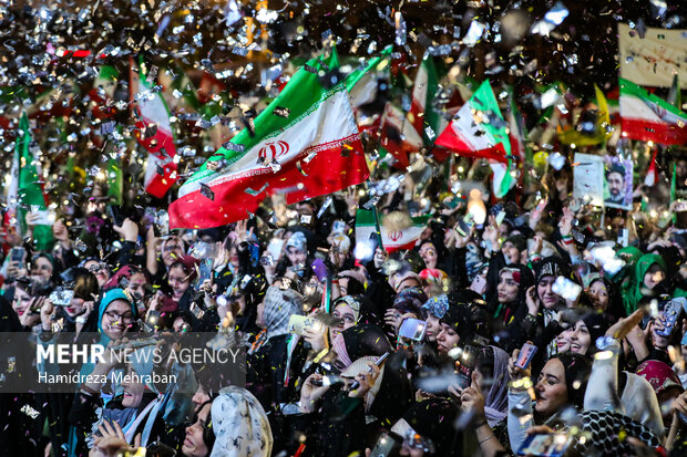 دویستمین شب اجتماع مردمی در میدان انقلاب تهران